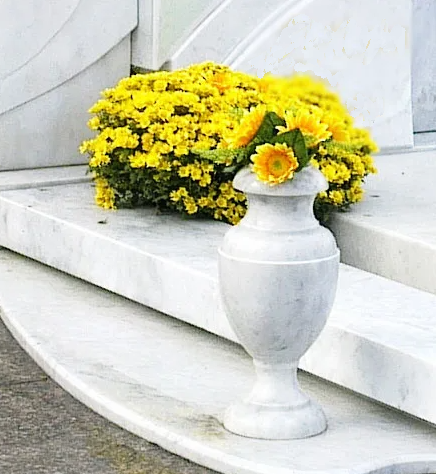 Ритуальная ваза на могилу и цветы к Раданице